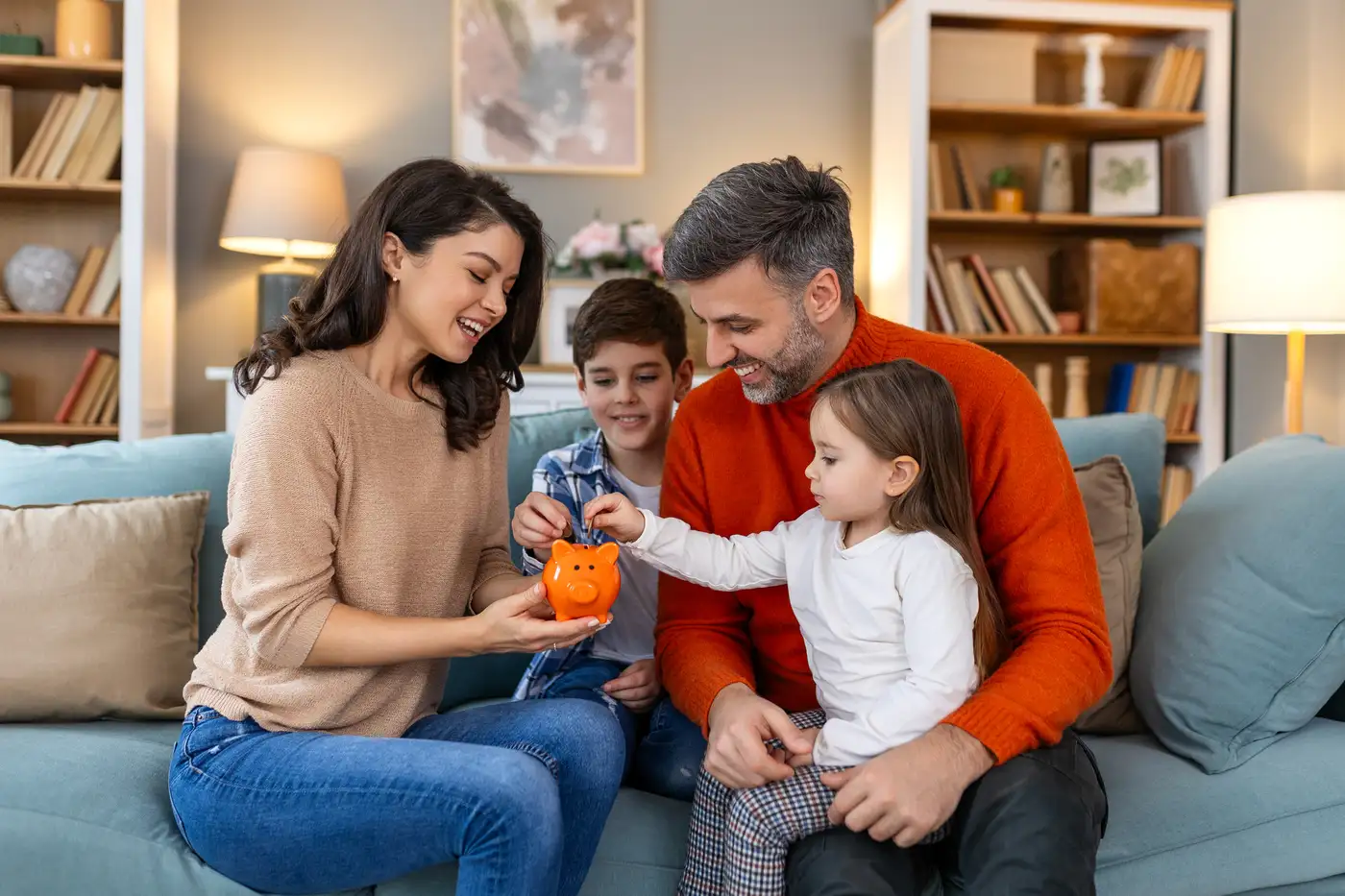 Padre e hija contando monedas en una alcancía, aprendiendo sobre ahorro y educación financiera