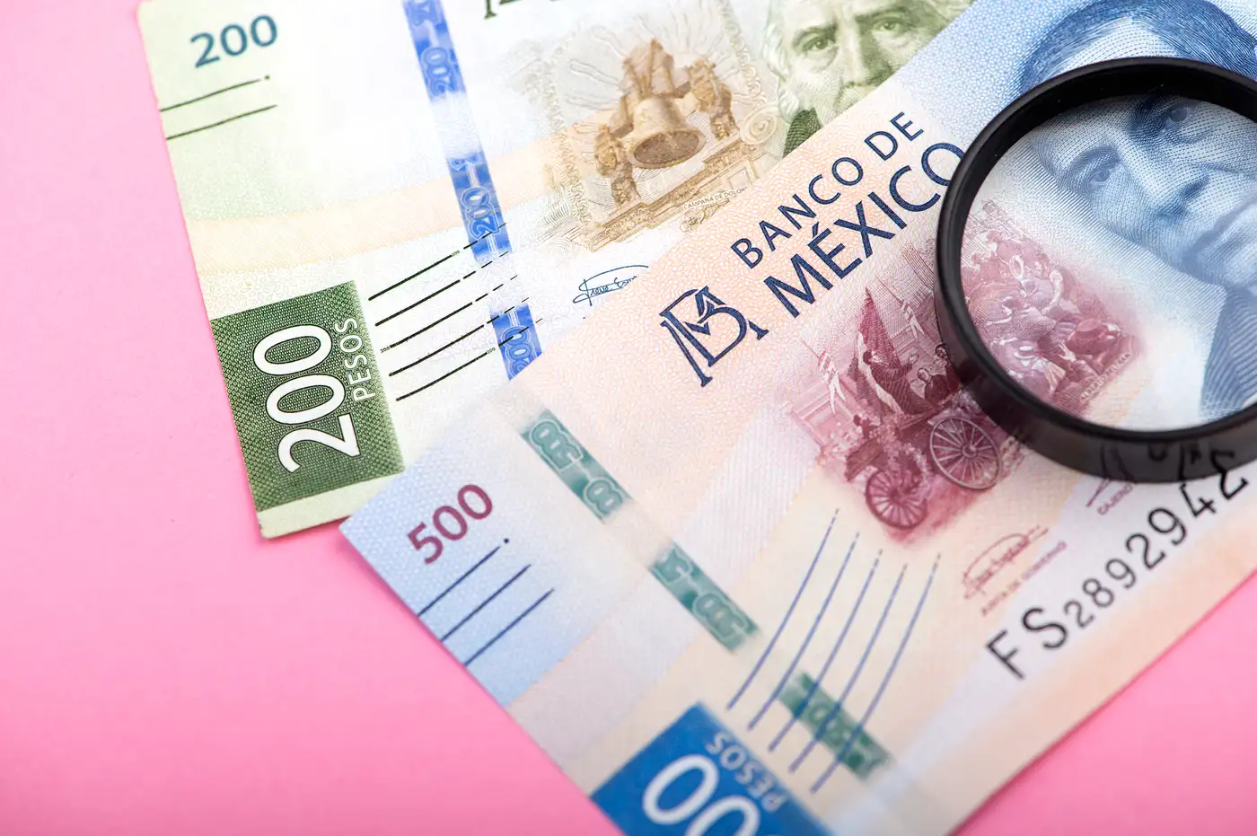 dinero de Méxcico representando la decisión de Banxico sobre las tasa de interés