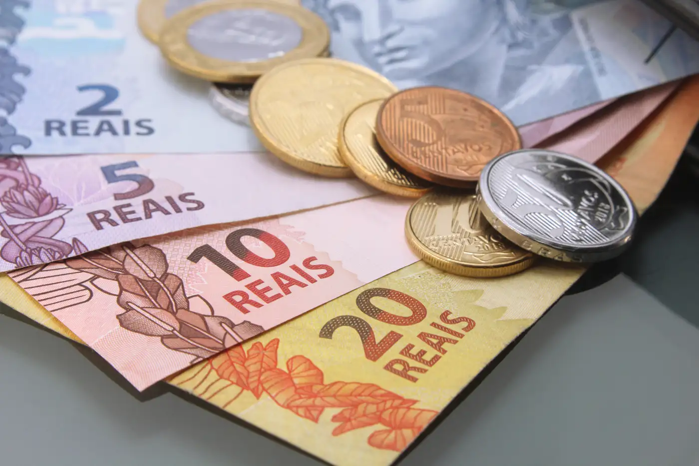 Billetes y monedas de Brasil reflejando problemas de déficits en ese páis