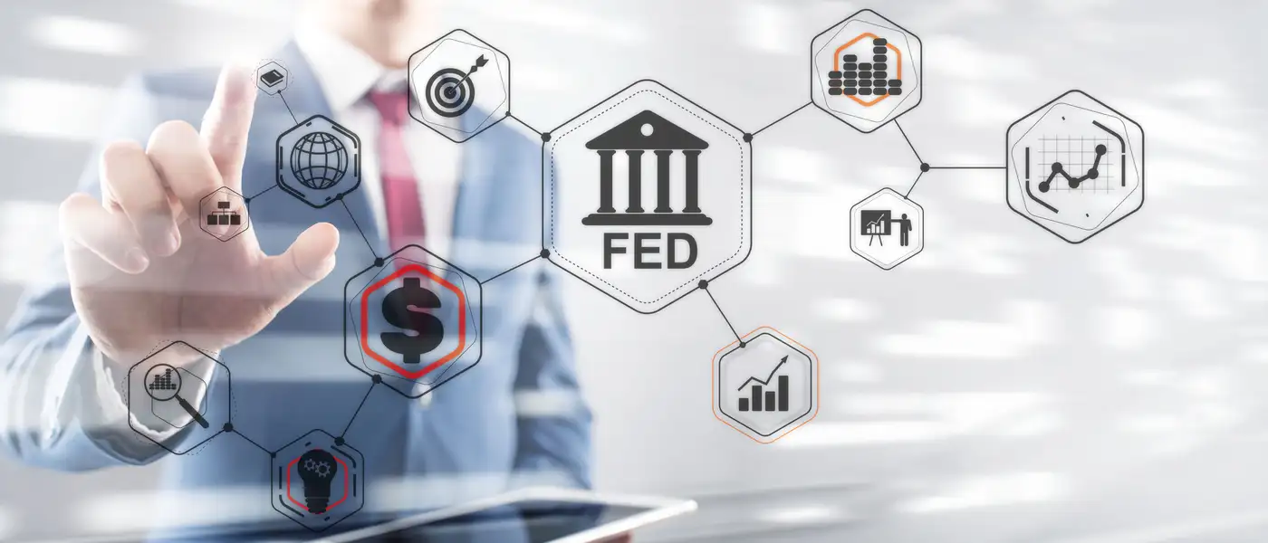 Hombre de negocio tomando decisiones financieras basaado en movimientos de la FED