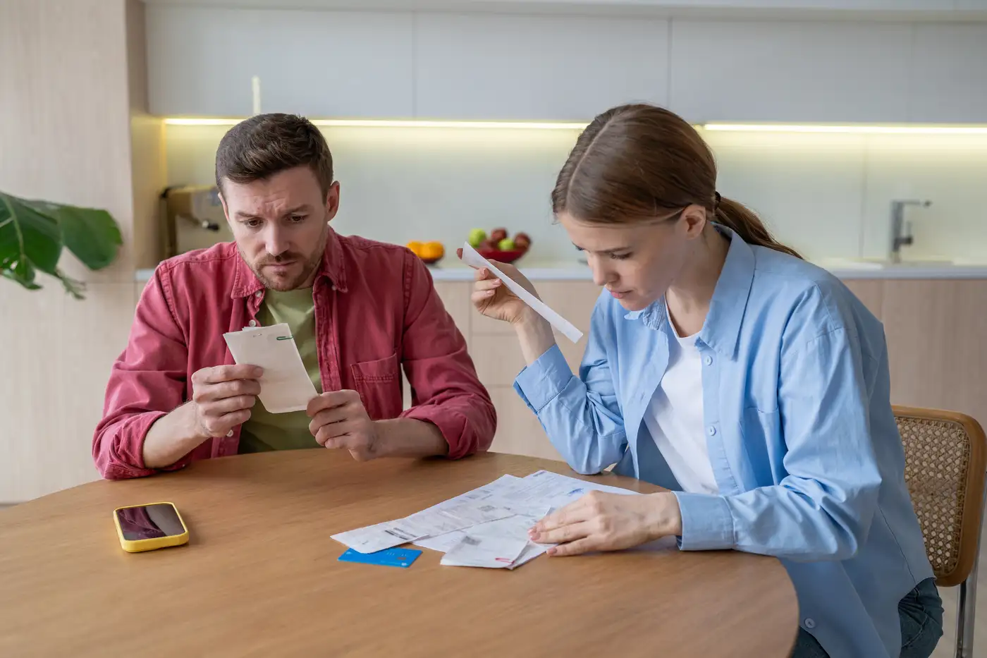 Familia revisando presupuesto y ahorros financieros