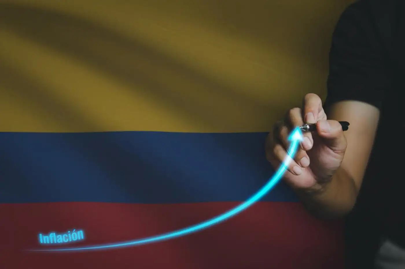 bandera de Colombia en el fondo y sobre ella un gráfico ascendente reflejando alza de la inflación