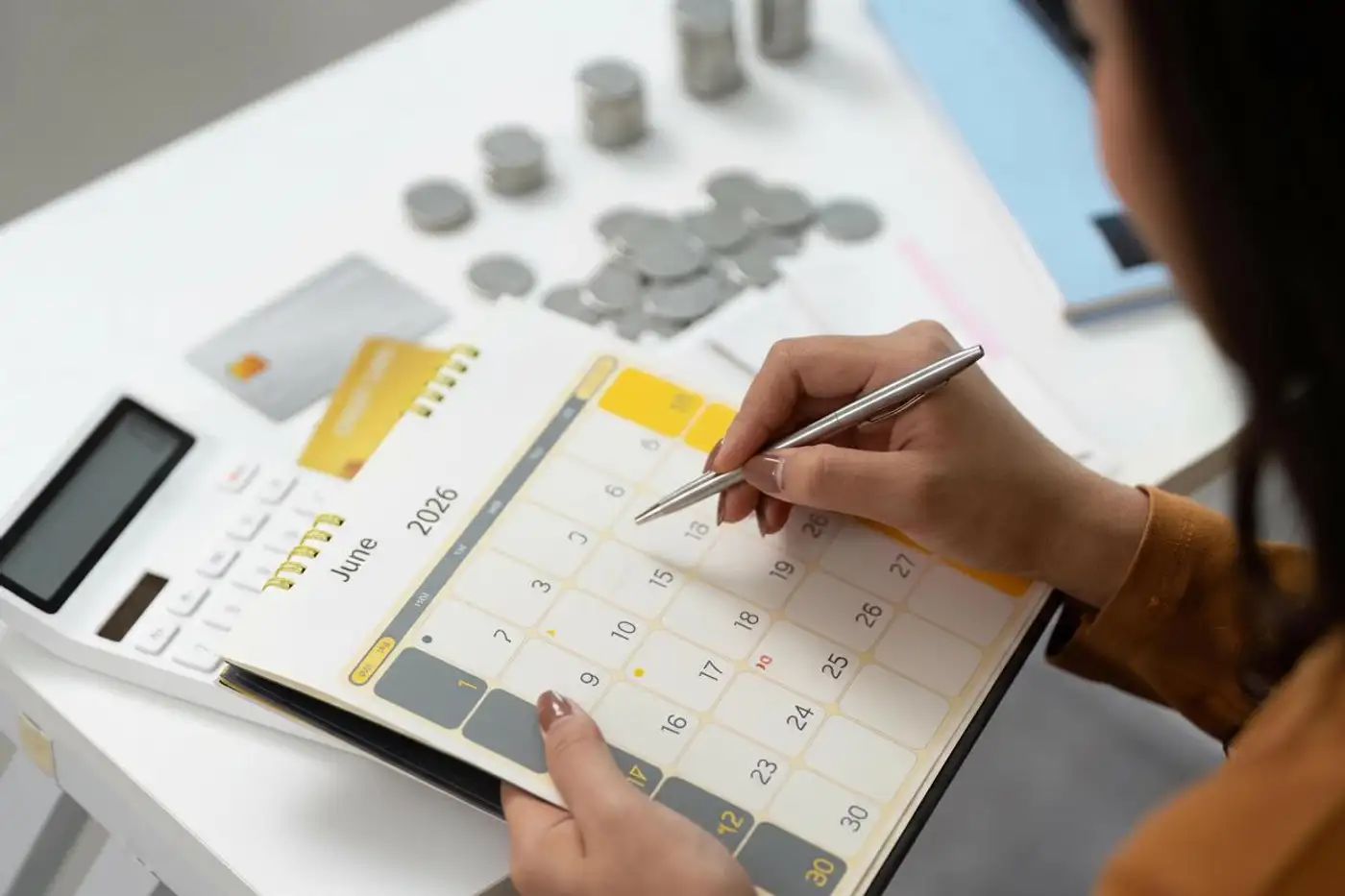 Calendario y calculadora financiera representando la planificación y prepararción de presupuesto