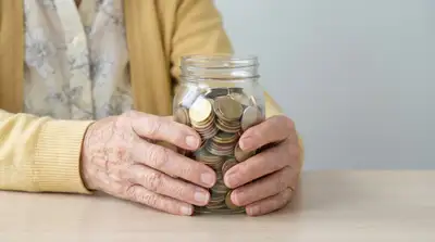 Las mujeres ahorran mejor pero tienen menos: la paradoja del retiro que en Latinoamérica es aún más profunda
