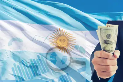 Argentina: el riesgo país toca mínimos de ocho años y los bonos en dólares suben más de 10%