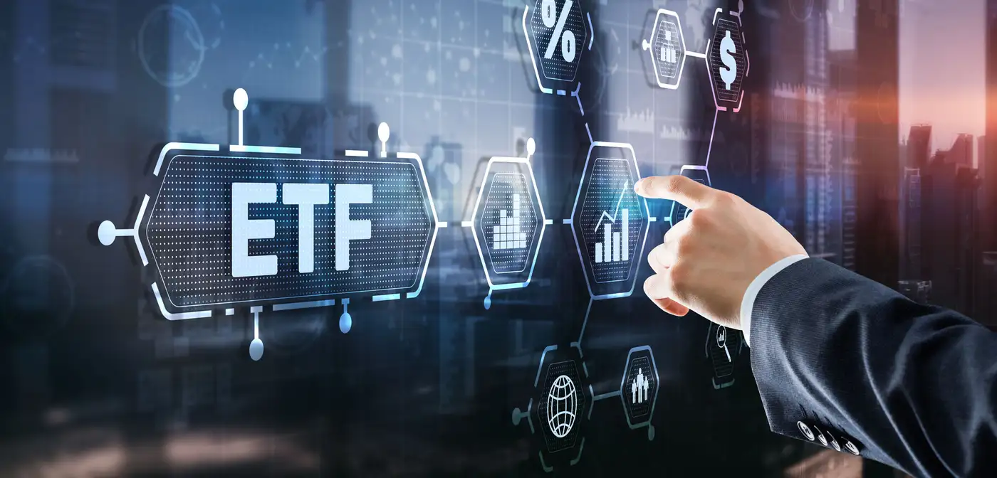 hombre de negocios analizando ETFs para sus inversiones