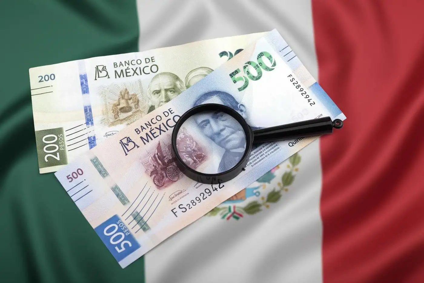 Una lupa sobre billetes y bandera de México representando problemas financieros