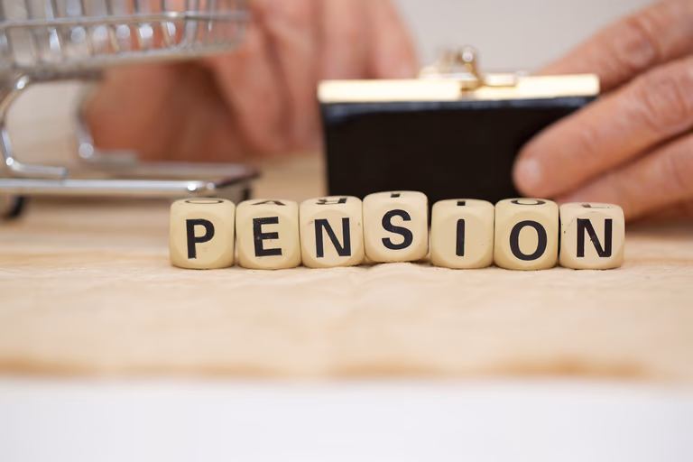 Mujeres en Chile reciben pensiones 43% más bajas: qué dice el estudio y qué pueden hacer hoy las parejas para no repetir la historia