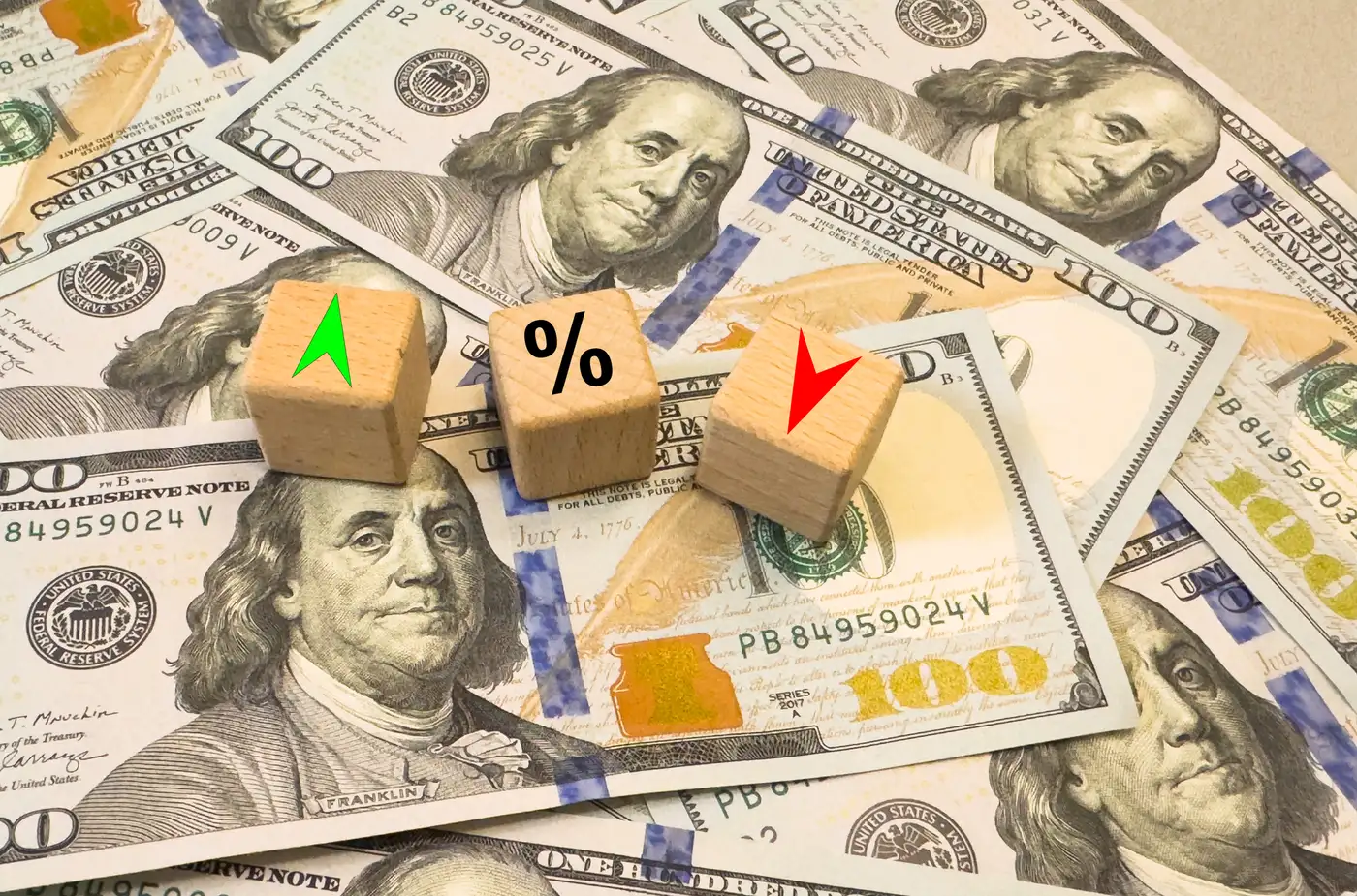 tasas de interés subiendo o bajando sobre billetes de 100 dólares