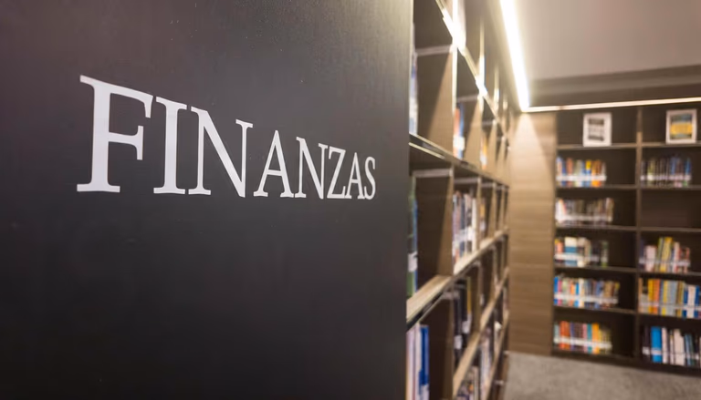 5 libros indispensables para aprender sobre finanzas personales (y por qué leerlos en este orden)