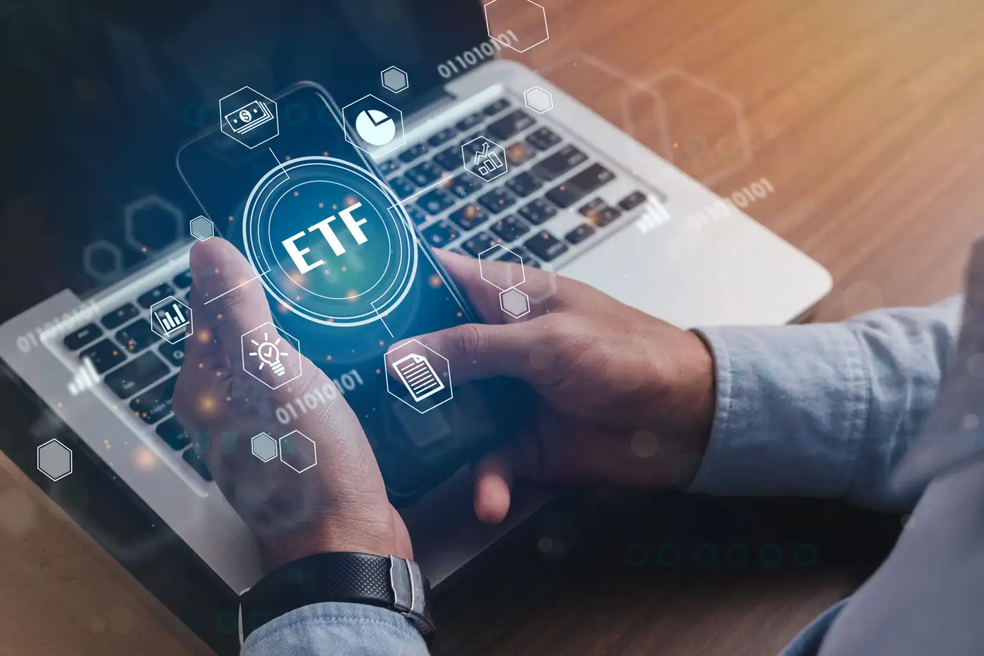hombre inviertiendo en ETFs en su teléfono móvil
