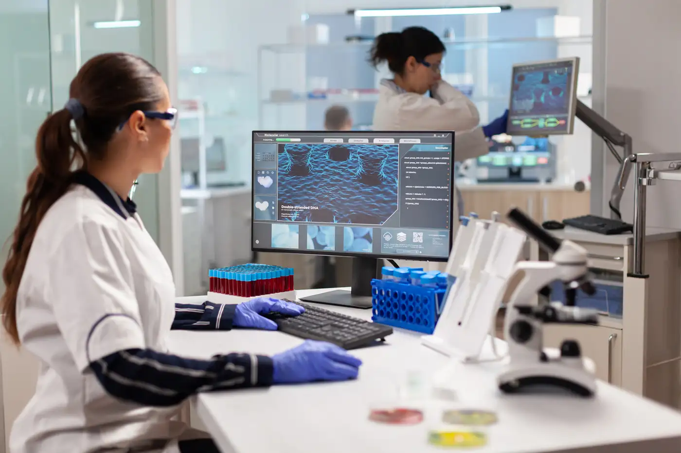 Científicos investigando DNA en moderno laboratorio con alta tecnología