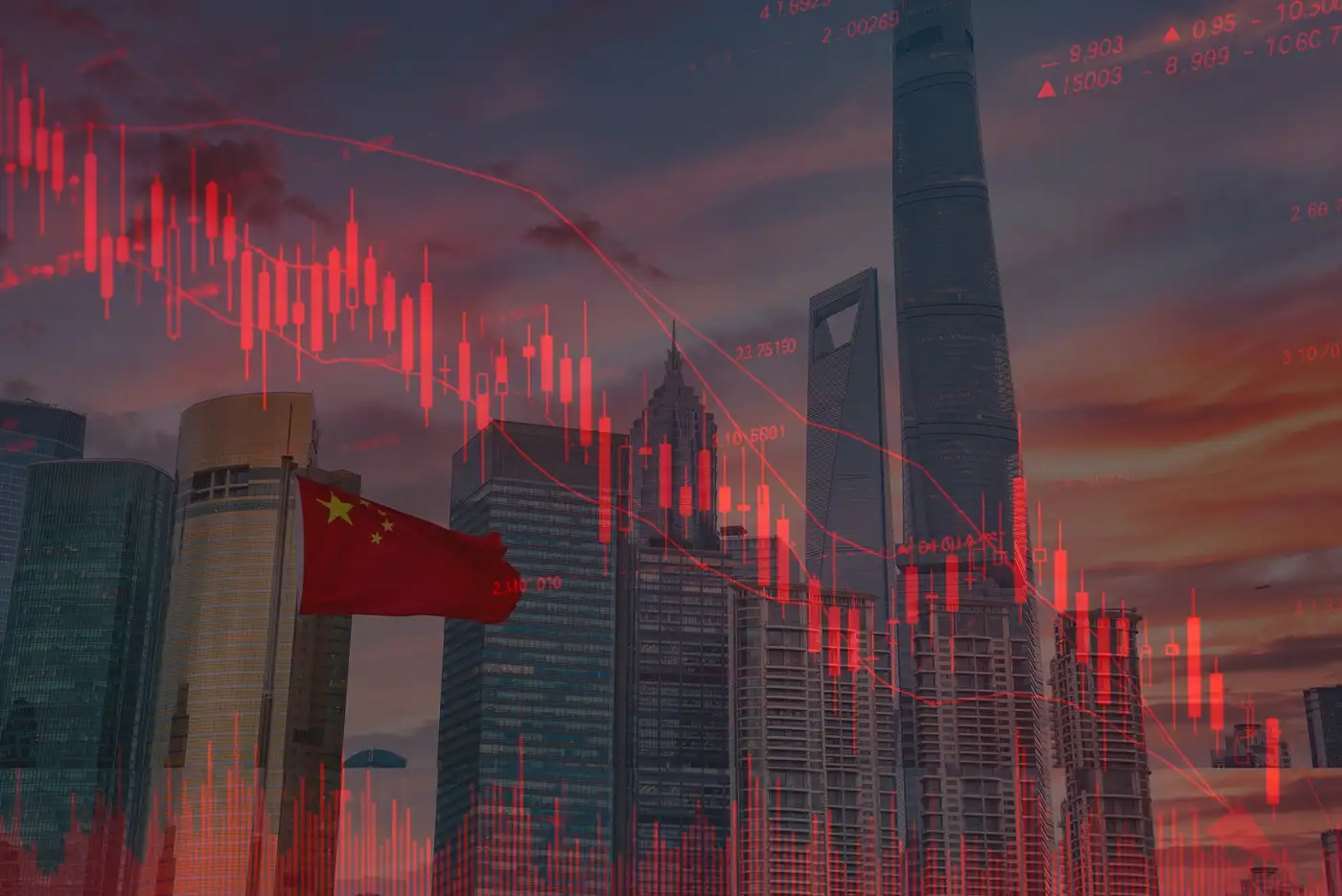 Inversor revisando la evolución del ETF KWEB frente a empresas tecnológicas chinas