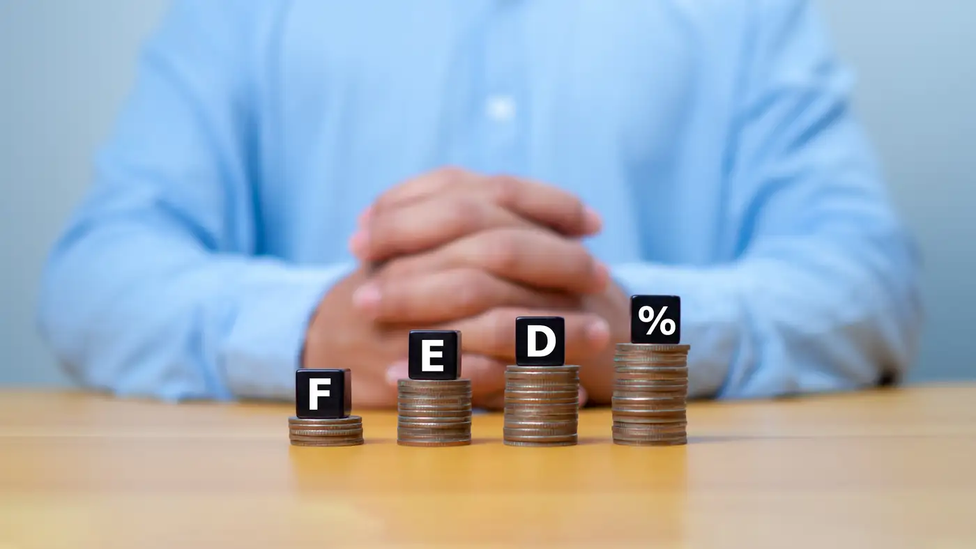 hombre evaluando impacto en sus finanzas personales de alza de tasa de interés de la FED