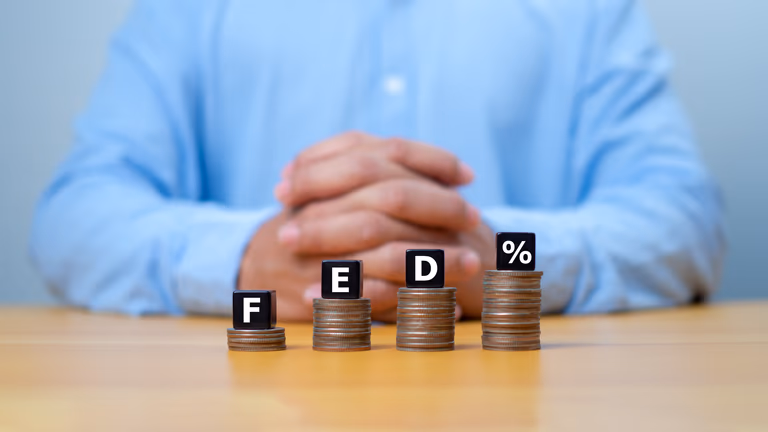 ¿Por qué la Fed volvió a subir tasas y qué nos enseña sobre las decisiones de tu banco?