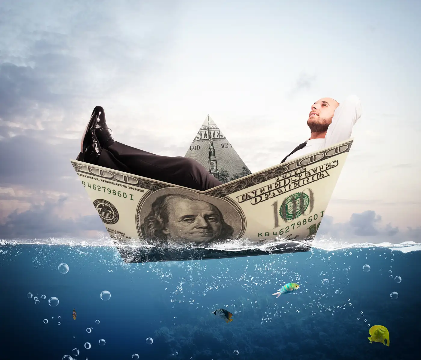 Persona meditando con elementos financieros representando control emocional y adaptabilidad