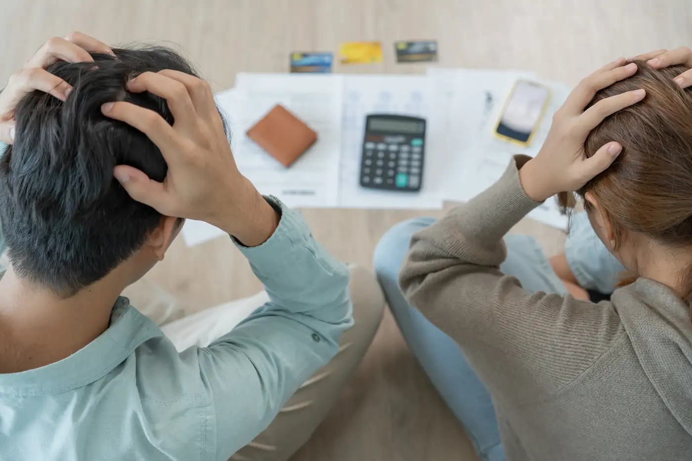 Persona meditando con elementos financieros flotando, representando la calma mental ante el estrés económico